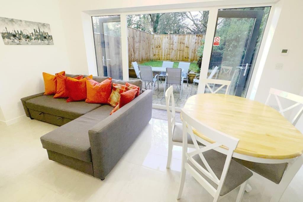 Walnut Flats-F2, 3-Bedroom With Garden & Patio - Ac, Parking, Netflix, Wifi - Close To Oxford, Bicester & Blenheim Palace Dış mekan fotoğraf