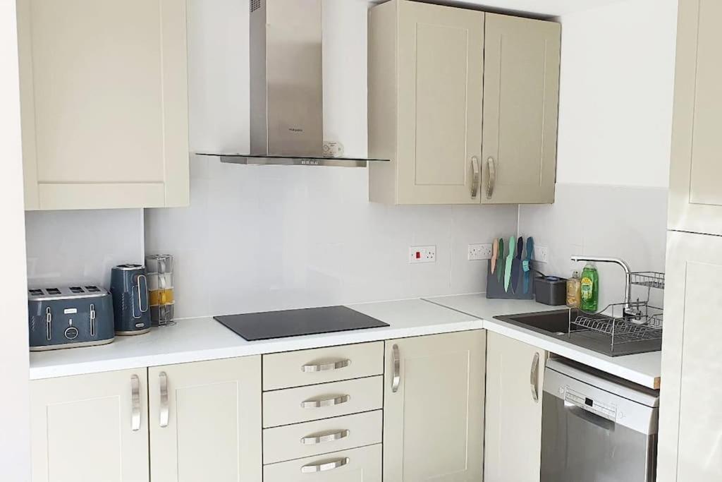 Walnut Flats-F2, 3-Bedroom With Garden & Patio - Ac, Parking, Netflix, Wifi - Close To Oxford, Bicester & Blenheim Palace Dış mekan fotoğraf